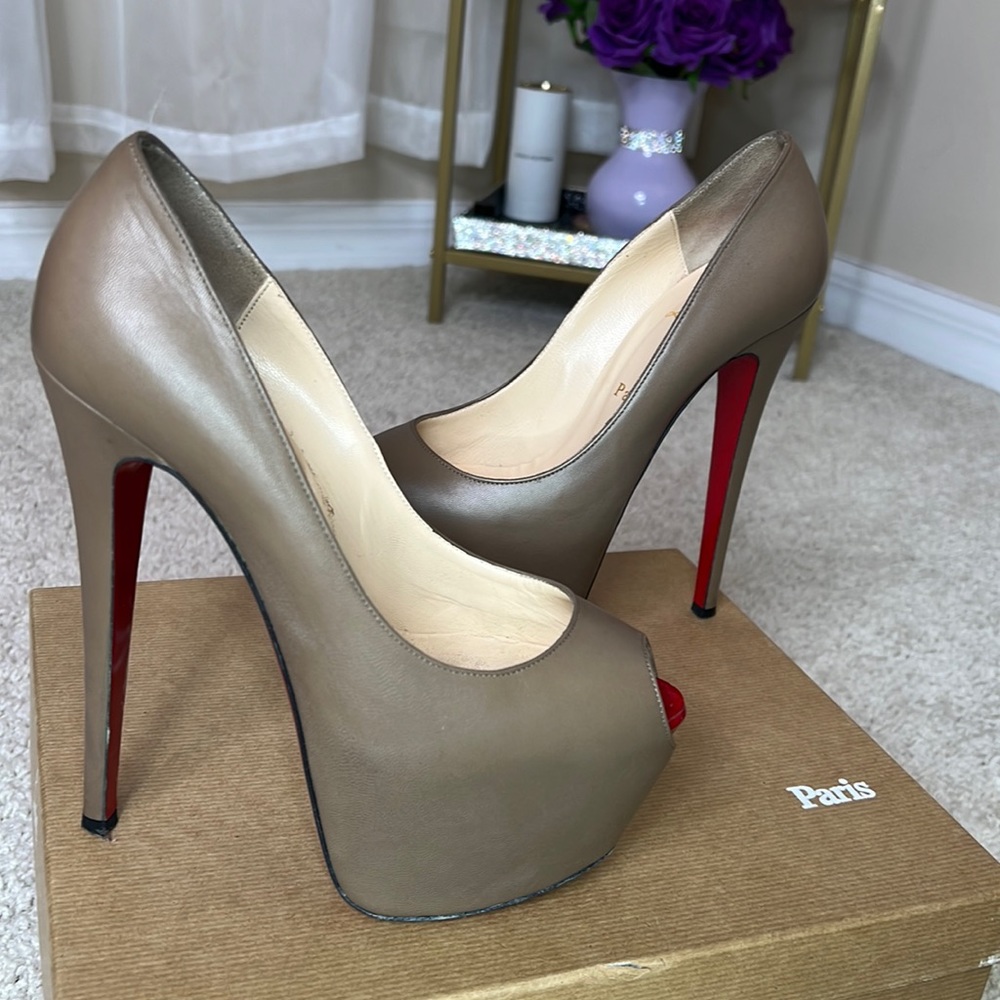 Christian Louboutin Highness KID Patent toe tan platform high heels